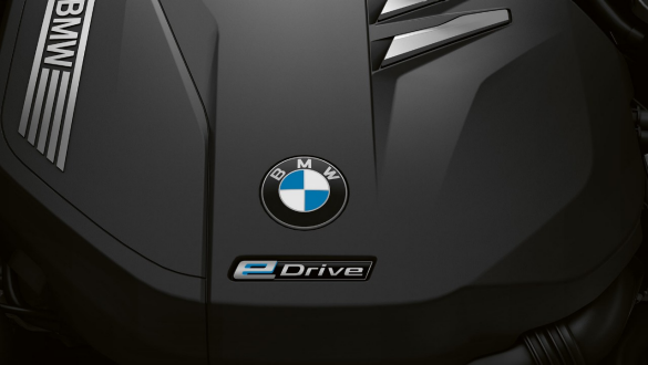 Электродвигатель BMW 7 серии BMW 7 серии: крупный план электродвигателя с надписью eDrive