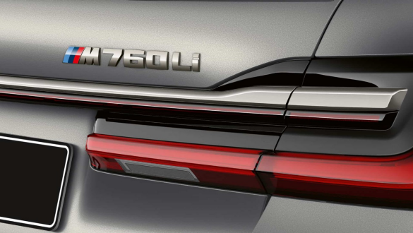 Эмблема M760Li на задней части кузова BMW 7 серии Седан BMW 7 серии: крупный план эмблемы M760Li на задней части кузова