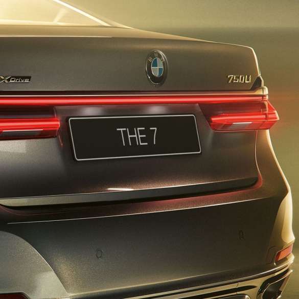 BMW 7 серии: эмблема 750Li на задней части кузова BMW 7 серии: крупный план эмблемы 750Li на задней части кузова