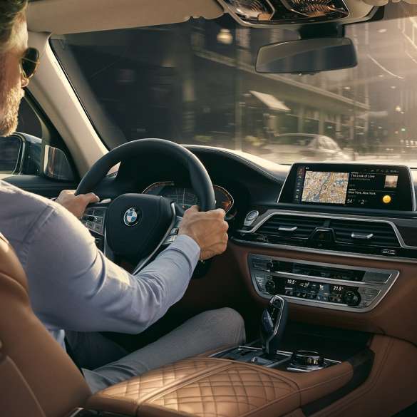 Седан BMW 7 серии: возможности подключения BMW 7 серии: мужчина использует возможности подключения BMW