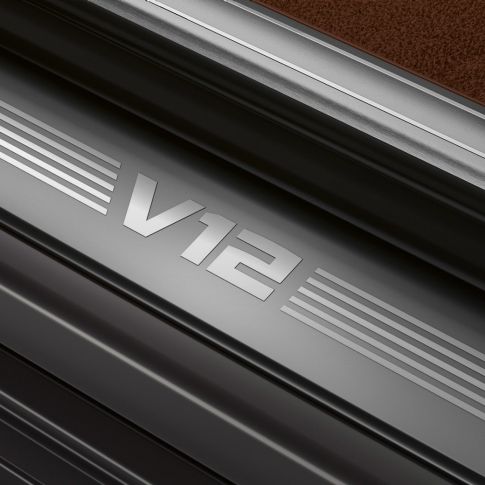 Двигатель BMW V12 BMW M760Li xDrive: крупный план двигателя V12