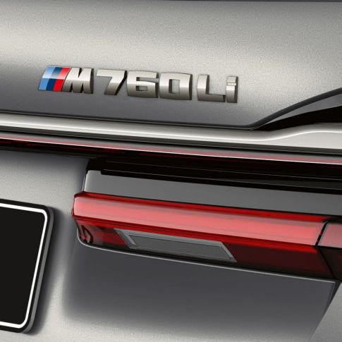 BMW 7 серии: крупный план эмблемы BMW M760Li BMW 7 серии: крупный план эмблемы BMW M760Li на задней части кузова
