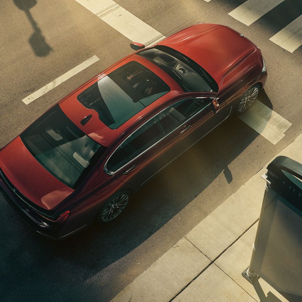 BMW 7 серии Individual: вид сверху BMW 7 серии Individual красного цвета: вид сверху