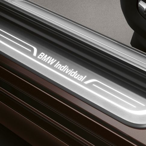 BMW 7 серии Individual: порог двери BMW 7 серии: порог двери с надписью «BMW Individual»