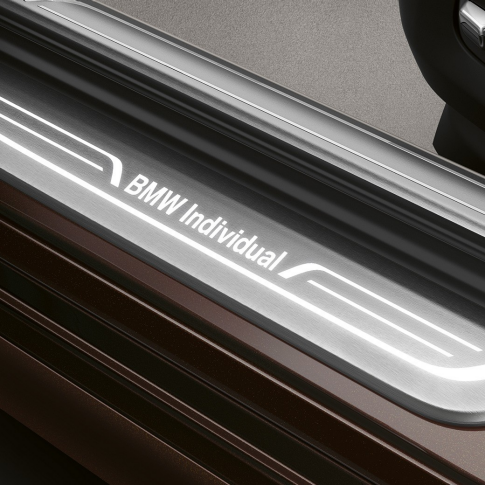BMW 7 серии Individual: порог двери BMW 7 серии: порог двери с надписью «BMW Individual»