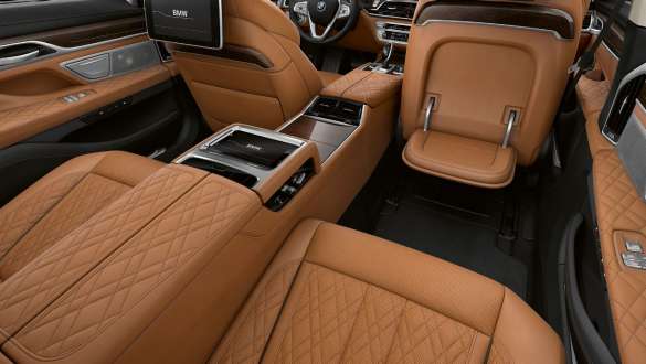 BMW 7 серии с пакетом Executive Lounge BMW 7 серии с пакетом Executive Lounge: задние сиденья с максимальным уровнем комфорта