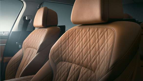 BMW 7 серии: сиденья с обивкой из кожи Nappa BMW 7 серии: крупный план сидений с обивкой из кожи Nappa