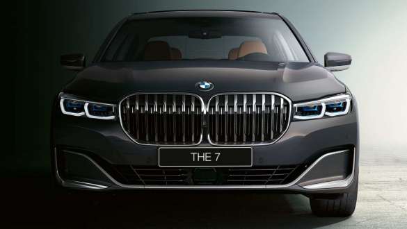 BMW 7 серии: передний бампер BMW 7 серии: вид спереди, крупный план переднего бампера