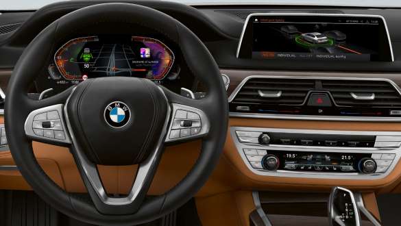 BMW 7 серии: ассистент вождения Professional BMW 7 серии: экран и панель приборов с информацией от ассистента вождения Professional