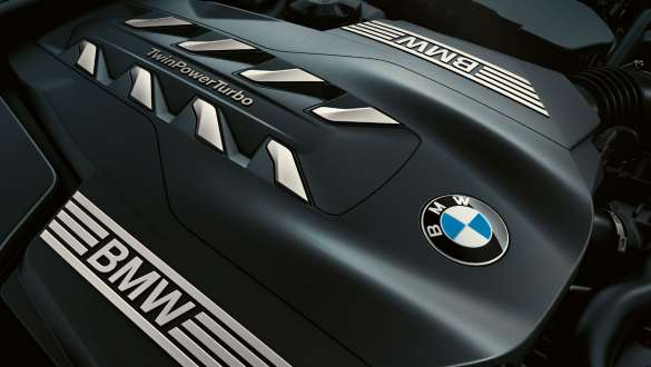 8-цилиндровый бензиновый двигатель BMW TwinPower Turbo Седан BMW 7 серии: крупный план 8-цилиндрового бензинового двигателя BMW TwinPower Turbo