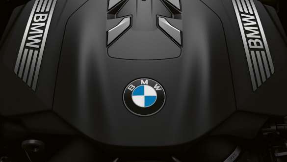 Рядный 6-Цилиндровый бензиновый двигатель BMW TwinPower Turbo Седан BMW 7 серии: крупный план рядного 6-цилиндрового бензинового двигателя BMW TwinPower Turbo