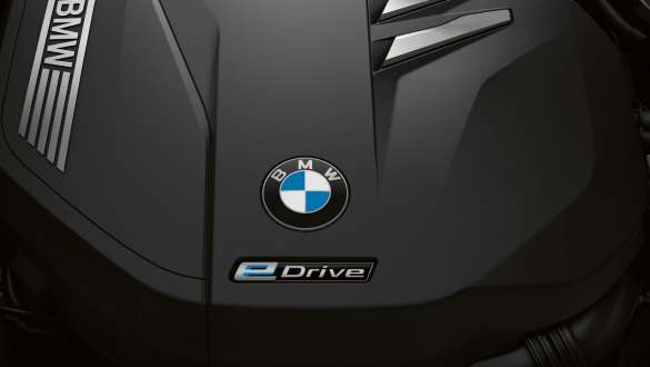Электродвигатель BMW 7 серии BMW 7 серии: крупный план электродвигателя с надписью eDrive
