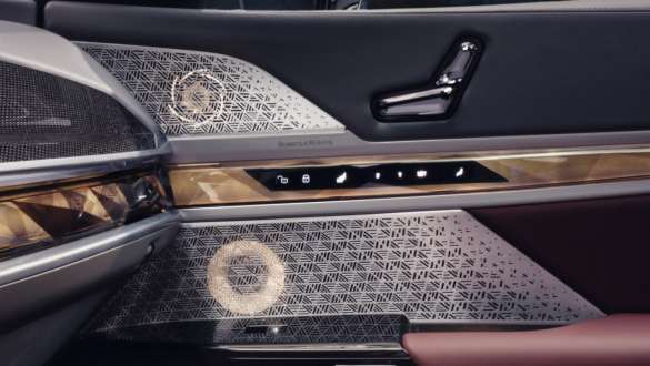 Аудиосистема Bowers & Wilkins Diamond Surround Sound на пассажирской двери, BMW 7 серии G70 ICE, 740i, пакет M Sport BMW 7 серии G70 ICE, 740i, пакет M Sport, аудиосистема Bowers & Wilkins Diamond Surround Sound на пассажирской двери, крупный план