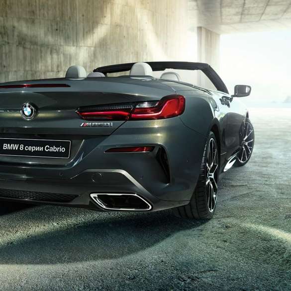 BMW M850i xDrive, металлик Серый Дравит, вид сзади справа с поворотом в три четверти. BMW M850i xDrive, металлик Серый Дравит, вид сзади справа с поворотом в три четверти.