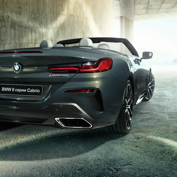 BMW M850i xDrive, металлик Серый Дравит, вид сзади справа с поворотом в три четверти. BMW M850i xDrive, металлик Серый Дравит, вид сзади справа с поворотом в три четверти.