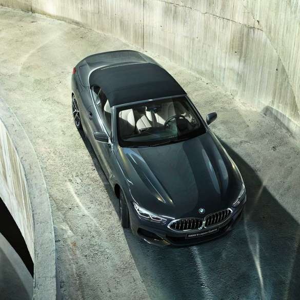 BMW M850i xDrive, металлик Серый Дравит, с мягким верхом черного цвета, вид с высоты птичьего полета. BMW M850i xDrive, металлик Серый Дравит, с мягким верхом черного цвета, вид с высоты птичьего полета.