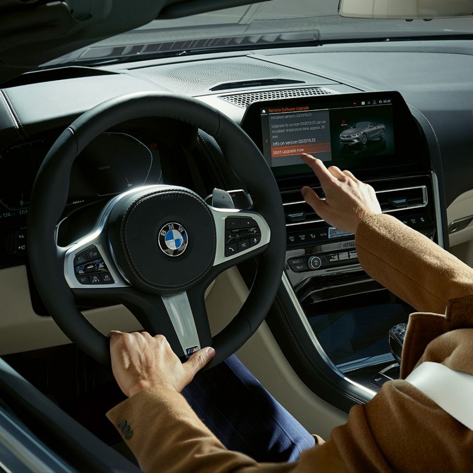 BMW M850i xDrive, водитель использует функции сенсорного управления системы BMW Live Cockpit Professional G14. BMW M850i xDrive, водитель использует функции сенсорного управления системы BMW Live Cockpit Professional G14.