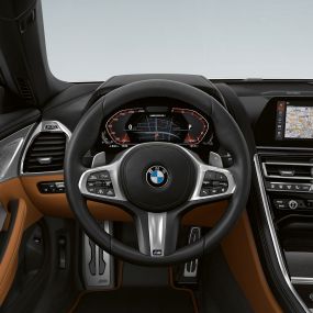 BMW M850i xDrive, обтянутое кожей рулевое колесо M с подрулевыми переключателями и расширенным набором функций G14. BMW M850i xDrive, обтянутое кожей рулевое колесо M с подрулевыми переключателями и расширенным набором функций G14.