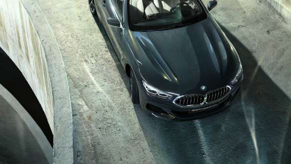 BMW M850i xDrive, металлик Серый Дравит, в движении, вид спереди с высоты птичьего полета, активное рулевое управление. BMW M850i xDrive, металлик Серый Дравит, в движении, вид спереди с высоты птичьего полета, активное рулевое управление.