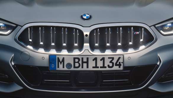 Решетка радиатора BMW Iconic Glow BMW 8 серии Cabrio G14 LCI Facelift 2022, BMW Individual Морозный Чистый Серый металлик, BMW M850i xDrive BMW 8 серии Cabrio G14 LCI Facelift 2022, BMW Individual Морозный Чистый Серый металлик, BMW M850i xDrive, решетка радиатора BMW Iconic Glow, вид спереди