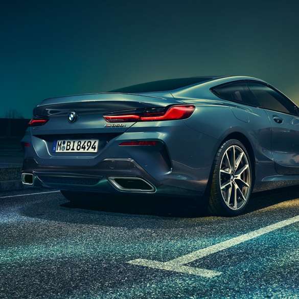 BMW 8 серии Coupe, вид на три четверти BMW 8 Series Coupe, вид на три четверти, ночь