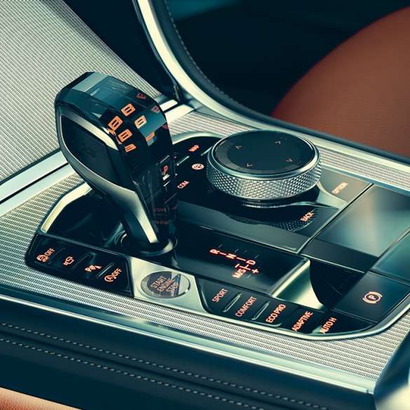 BMW 8 серии Coupe, интерьер. BMW 8 серии Coupe, вид селектора коробки передач.