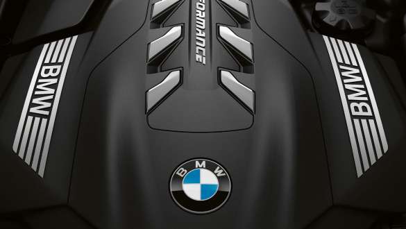 Рядный 6-цилиндровый дизельный двигатель M Performance TwinPower Turbo. BMW 8 серии Coupe, вид сверху, рядный 6-цилиндровый дизельный двигатель M Performance TwinPower Turbo.