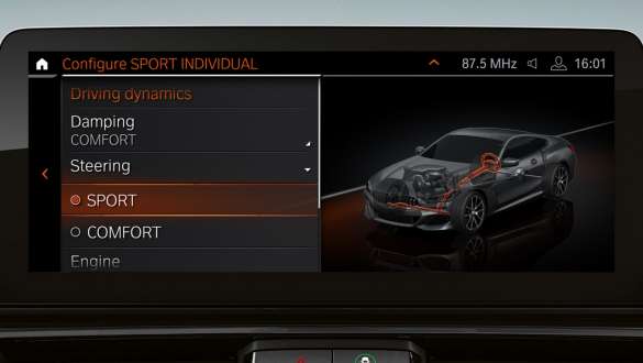 Интегральное активное рулевое управление BMW 8 серии Coupe G15 LCI Facelift 2022 Интегральное активное рулевое управление BMW 8 серии Coupe G15 LCI Facelift 2022, центральный дисплей крупным планом