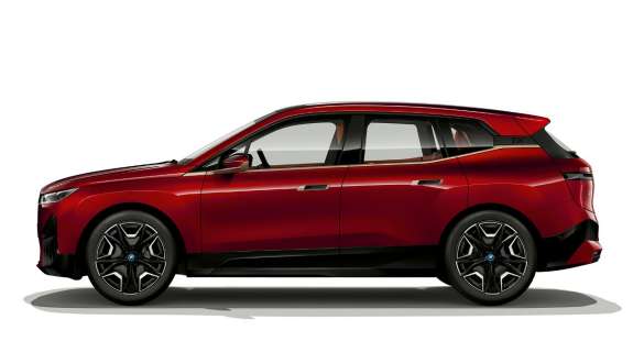 Электрический SUV BMW iX i20, вид сбоку Электрический SUV BMW iX i20 "Красный Авантюрин", вид сбоку
