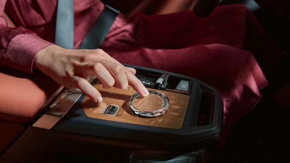 Электрический SUV BMW iX i20, кокпит, дизайн интерьера Suite "Каштан" Минималистичный дизайн интерьера.
