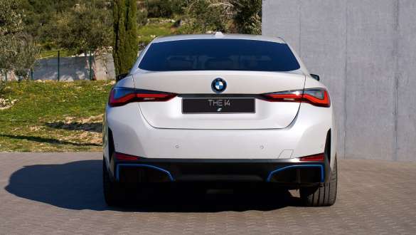 Вид сзади BMW i4 eDrive40 G26 2021 на парковке BMW i4 eDrive40 G26 2021 "Белый Минерал", вид сзади на парковке