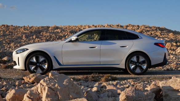 Вид сбоку на бездорожье BMW i4 eDrive40 G26 2021 BMW i4 eDrive40 G26 2021 "Белый Минерал", вид сбоку на бездорожье