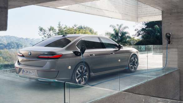 BMW i7, G70, вид в три четверти сзади во время зарядки дома BMW i7 G70, "Серый Оксид металлик", вид в три четверти сзади при зарядке дома от Wallbox
