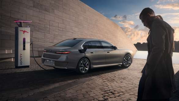 Зарядная карта BMW i7 G70 Зарядная карта на фоне BMW i7 G70, "Серый Оксид металлик", зарядка на заднем плане