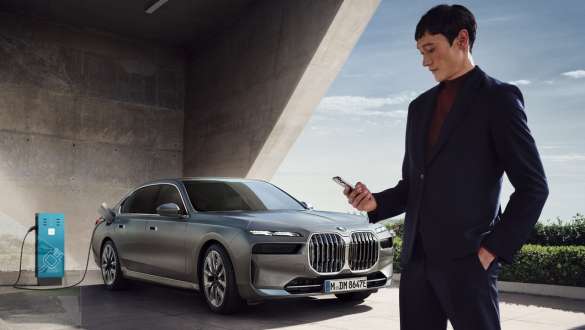 Зарядная карта, BMW i7 G70 Зарядная карта на фоне BMW i7 G70, "Серый Оксид металлик", зарядка на заднем плане