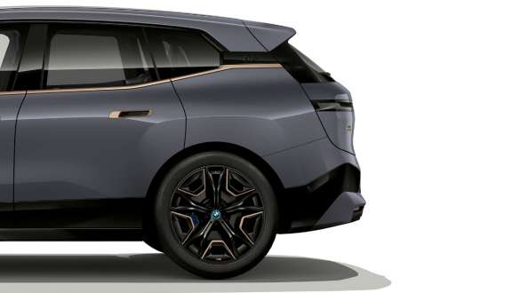 Интегральное активное рулевое управление, BMW iX M60 i20 2022, электрический SUV BMW iX M60 i20 2022, электрический SUV, BMW Individual Серый Шторм Бэй металлик, боковой вид сзади, интегральное активное рулевое управление