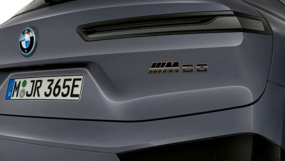 Логотип "M", BMW iX M60 i20 2022, электрический SUV, BMW Individual Серый Шторм Бэй металлик BMW iX M60 i20 2022, электрический SUV, BMW Individual Серый Шторм Бэй металлик, логотип "M" на задней части кузова