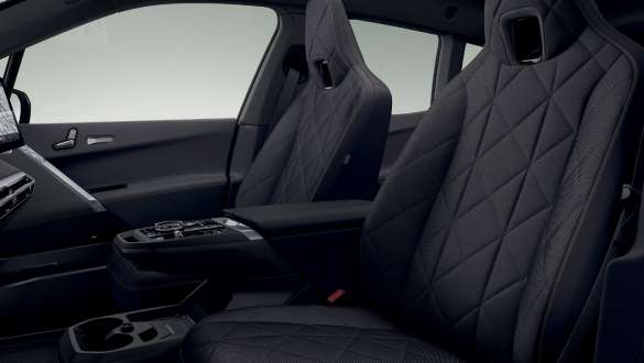 Дизайн салона Suite цвета "Амидо" электрического SUV BMW iX M60 i20 2022, электромобиль Электрический SUV BMW iX M60 i20 2022, электромобиль, дизайн салона Suite цвета "Амидо", многофункциональные передние сиденья