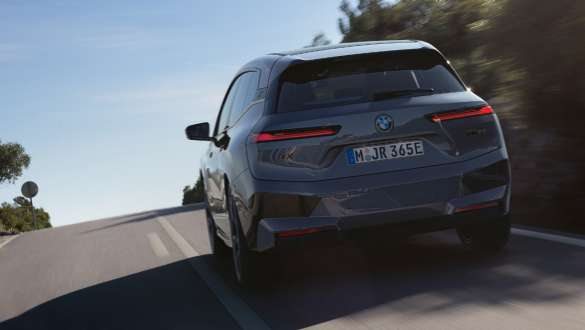 Функция Launch Сontrol электрического SUV BMW iX M60 i20 2022 Электрический SUV BMW iX M60 i20 2022, Launch Сontrol, вид сзади в движении