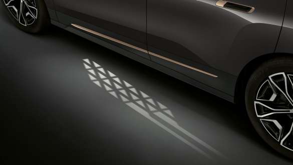 Great Entrance Moments электрического SUV BMW iX M60 i20 2022, электромобиль Электрический SUV BMW iX M60 i20 2022, электромобиль, Great Entrance Moments BMW iX M60 с открытыми дверями