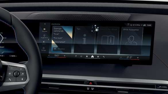 BMW Intelligent Personal Assistant электрического SUV BMW iX M60 i20 2022, электромобиль Электрический SUV BMW iX M60 i20 2022, электромобиль, BMW Intelligent Personal Assistant, изогнутый дисплей BMW