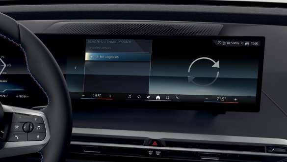 Remote Software Upgrade электрического SUV BMW iX M60 i20 2022, электромобиль Электрический SUV BMW iX M60 i20 2022, электромобиль, Remote Software Upgrade, изогнутый дисплей BMW