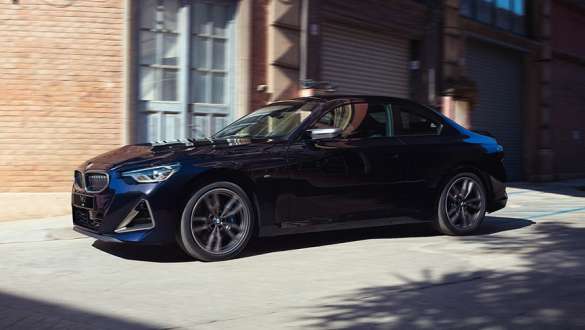 Вид сбоку в три четверти BMW M240i xDrive Coupe G42 2021, спортивная АКПП Steptronic BMW M240i xDrive Coupe G42 2021 "Черный Сапфир металлик", вид сбоку в три четверти, спортивная АКПП Steptronic
