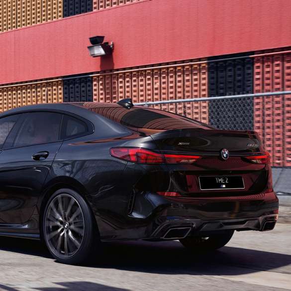 BMW M235i xDrive Gran Coupé, вид сзади с поворотом в три четверти BMW M235i xDrive Gran Coupé 2020 г., Черный Сапфир металлик, F44, экстерьер, вид сзади с поворотом в три четверти