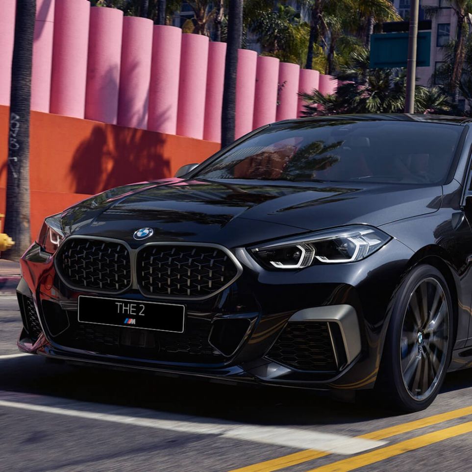 Дизайн передней части кузова BMW M235i xDrive Gran Coupé Дизайн передней части кузова BMW M235i xDrive Gran Coupé 2020 г., Черный Сапфир металлик, F44, вид спереди с поворотом в три четверти