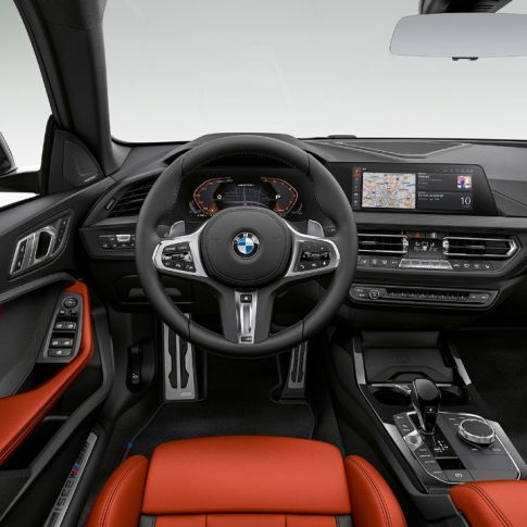 Место водителя BMW M235i xDrive Gran Coupé Ориентированный на водителя кокпит BMW M235i xDrive Gran Coupé 2020 г., F44, интерьер