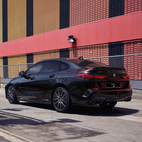 Линия купе BMW M235i xDrive Gran Coupé Линия купе BMW M235i xDrive Gran Coupé 2020 г., Черный Сапфир металлик, F44, вид сбоку с поворотом в три четверти