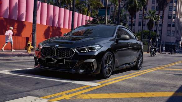 BMW M235i xDrive Gran Coupé с системой Performance Control BMW M235i xDrive Gran Coupé с системой Performance Control, Черный Сапфир металлик, F44, вид спереди с поворотом в три четверти