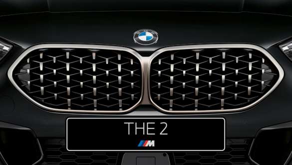Решетка радиатора BMW M235i xDrive Gran Coupé с характерными ламелями Решетка радиатора BMW M235i xDrive Gran Coupé, Черный Сапфир металлик, F44, крупным планом
