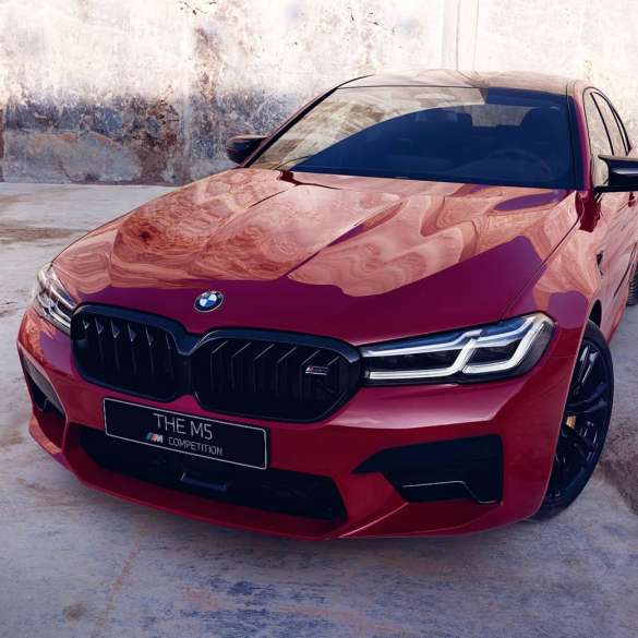Дизайн M BMW M5 Competition F90 LCI Facelift 2020, вид спереди в три четверти Дизайн M BMW M5 Competition F90 LCI Facelift 2020, BMW Individual "Красный Имола", вид спереди в три четверти